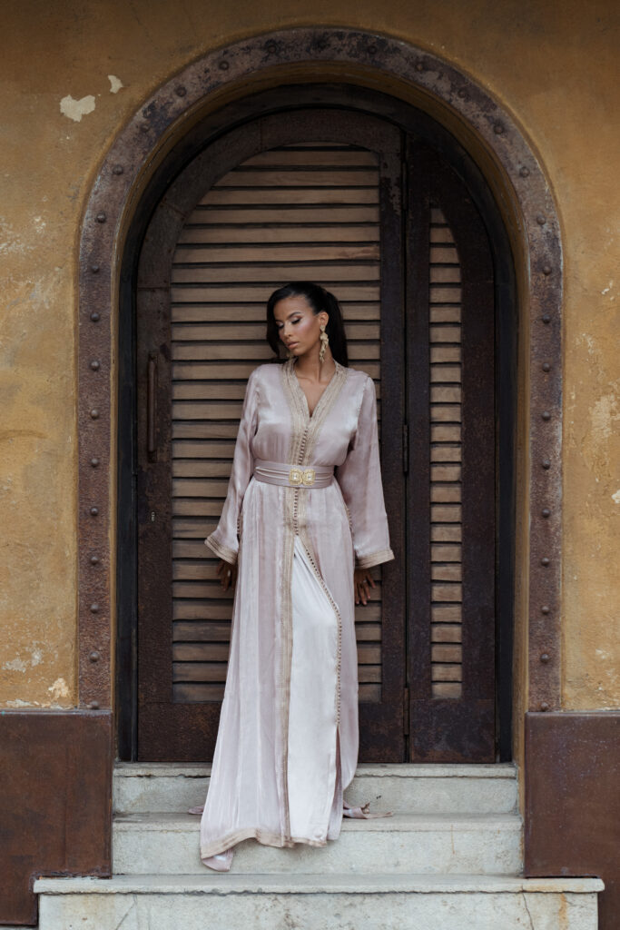 Caftan en organza beige SEYRANE – modèle marocain moderne et tendance
