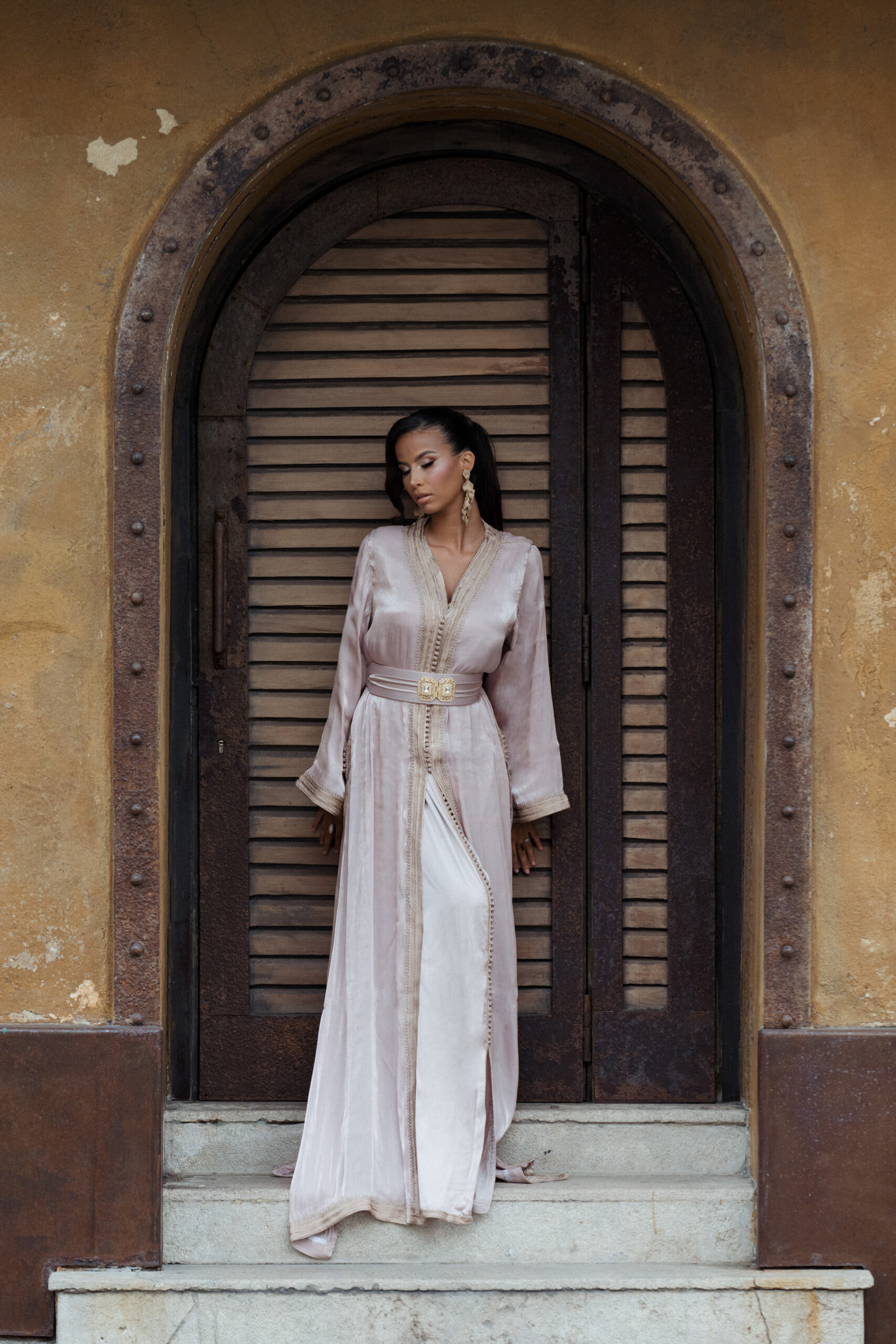 Caftan en organza beige SEYRANE – modèle marocain moderne et tendance