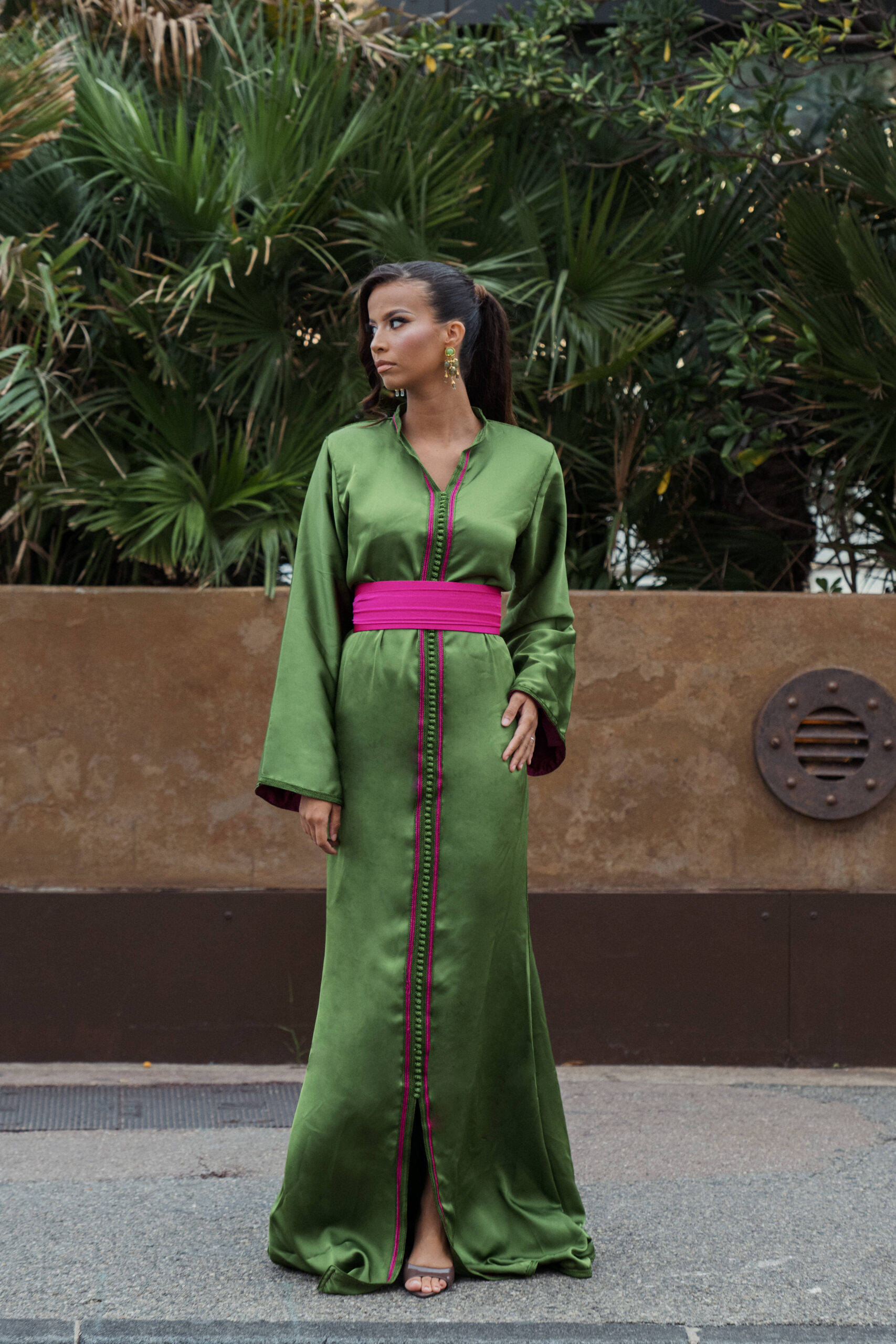 Caftan en soie tendance vert kaki et rose portée par l’influenceuse Soukaina Two sisters