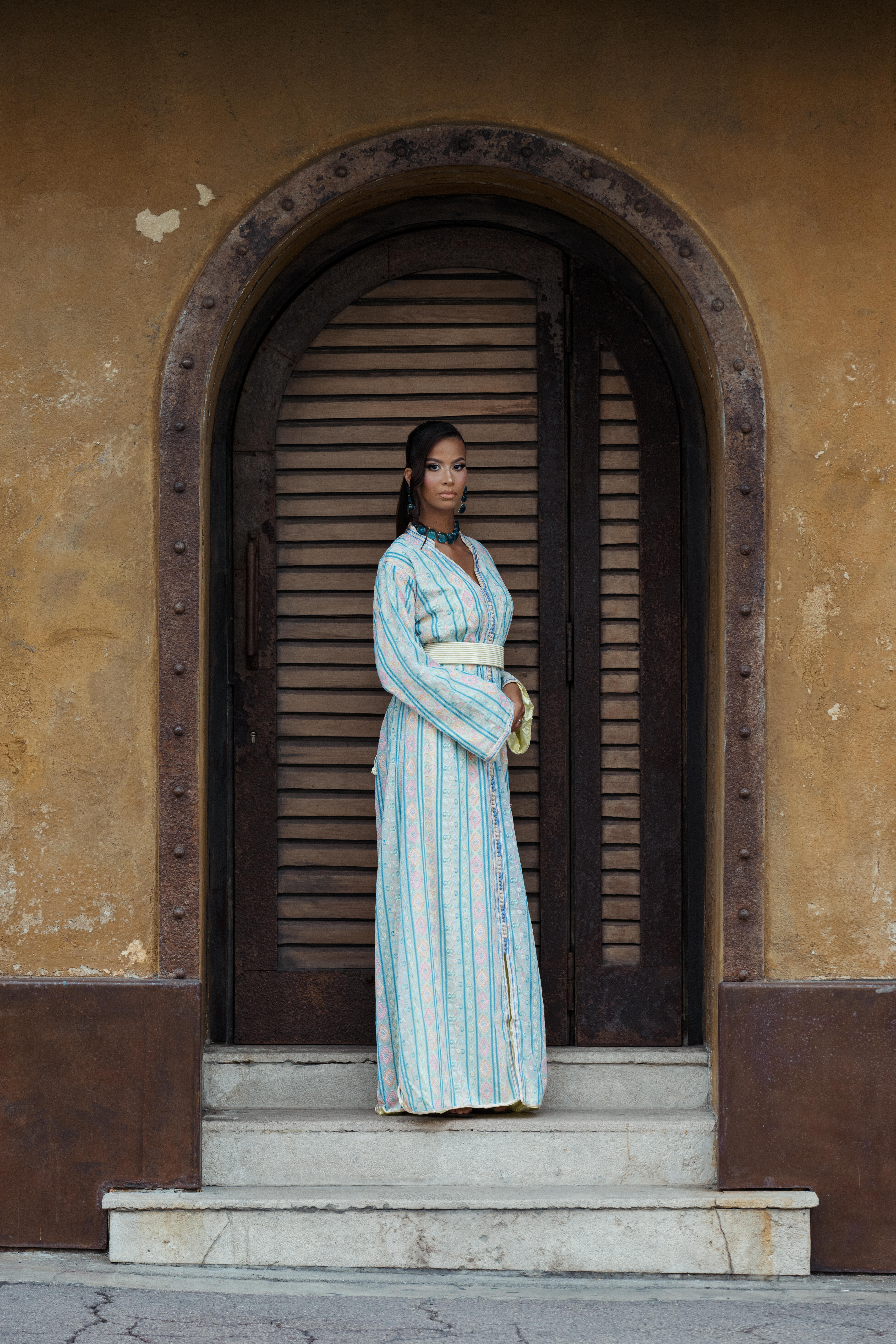 Caftan saree pastel SEYRANE bleu rose jaune, ceinture jaune, pièce unique